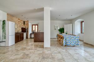 Gallery image of Waterfront Palace apartment by MN Property in Kravlja +39 photos