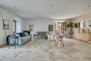 Gallery image of Waterfront Palace apartment by MN Property in Kravlja