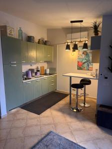 a kitchen with a table and two stools at Tropical Anzso in Santa Maria