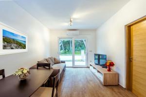 - un salon avec un canapé et une télévision dans l'établissement Apartment Lili, à Biograd na Moru