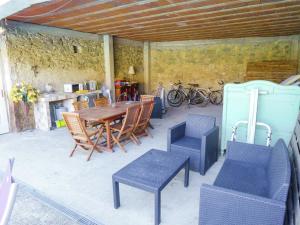 Posezení v ubytování Holiday Home Talairan with Pool and BBQ