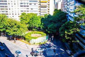 an overhead view of a city street with trees and cars at APT Perto da praia de Copacabana in Rio de Janeiro