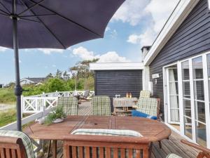 En balkon eller terrasse på 8 person holiday home in Løgstør-By Traum