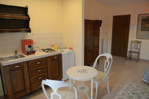 Кухня или мини-кухня в Annibale Apartments
