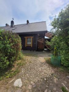 a small house with a window and a driveway at Pokoje Gościnne Grzegorz-2 in Białowieża