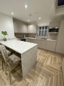 Kuchyň nebo kuchyňský kout v ubytování Seaside Retreat Luxury Apartment + 19 fotografií