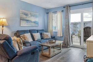 ein Wohnzimmer mit Sofa und Tisch in der Unterkunft Plantation 1211 in Gulf Highlands