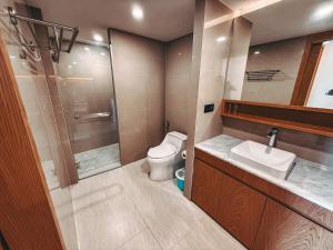 une salle de bain avec toilettes, lavabo et douche dans l'établissement FAMILY HOMES Wyndham - Spacious 2BDRM Just Steps from Rawai Beach, à Ban Saiyuan (1) 3 autres photos