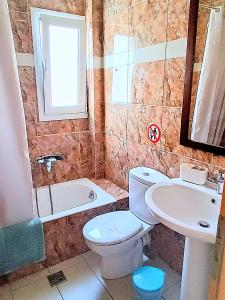 ein Badezimmer mit Toilette, Waschbecken und Badewanne in der Unterkunft Hermione Port Luxury Residence in Ermioni + 45 Fotos