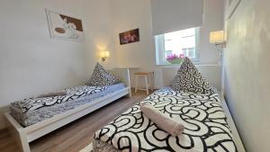 Postel nebo postele na pokoji v ubytování ELENA flat Orchidee Duisburg Zentrum