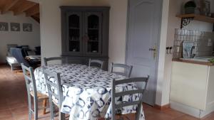 ein Esszimmer mit Tisch und Stühlen in einer Küche in der Unterkunft La Galidolle, au calme à 5 minutes de la plage in La Guérinière