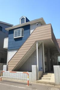 een blauw gebouw met een raam erop bij D Regalo in Ichikawa