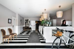 una cucina con pavimento a scacchi in bianco e nero di Hotel Acta Madfor a Madrid