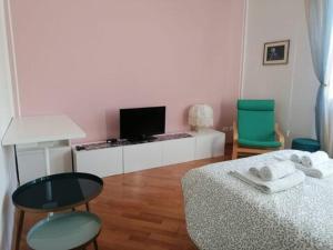 フィレンツェにあるCasa Bonitoのベッドルーム1室(ベッド1台、椅子2脚、テレビ付)
