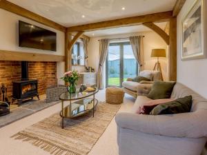 un soggiorno con due divani e un camino di 2 Bed in Newton Tracey 80381 a Bishops Tawton