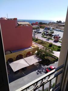 ハルガダにあるHurghada El marinaの駐車場の景色を望むバルコニーが備わります。