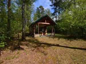 een kleine hut midden in een bos bij Romantic Forest Retreat with Sauna in Stramproy