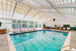Πισίνα στο ή κοντά στο Alpine Retreat Efficiency at Rivergreen