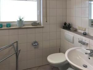 ein Badezimmer mit Toilette und Waschbecken in der Unterkunft Ferienwohnung in Willingen mit Terrasse in Willingen