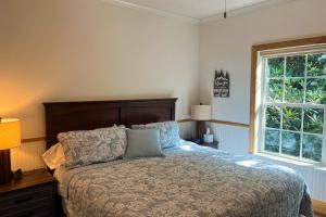 une chambre avec un lit et une fenêtre dans l'établissement LIndville Land Harbor Retreat, à Newland