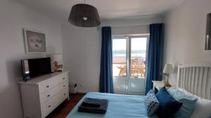 Μια τηλεόραση ή/και κέντρο ψυχαγωγίας στο Casa Feliz Obidos Lagoon and sea view