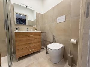 カターニアにあるTown House 54のトイレと洗面台付きのバスルーム +46枚の写真