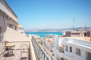 Una vista del océano desde el balcón de un edificio. en Ocean View and Fast Wifi, en Tánger