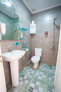 un baño con lavabo e inodoro en Ocean View and Fast Wifi, en Tánger 10 fotos más