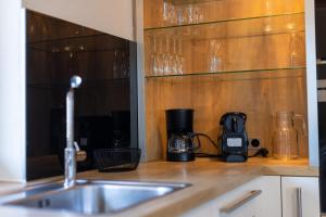 Una encimera de cocina con un fregadero y una cafetera. en MaLa 1, en Weyer