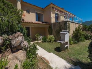 una casa con una parrilla en el patio en Spacious Villa with Pool, en Santʼ Andrea-dʼOrcino