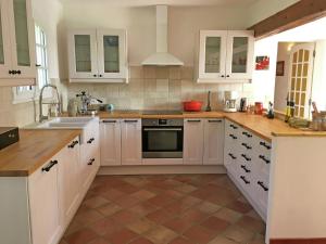 een keuken met witte kasten en een spoelbak bij Holiday Home in Lorgues with Pool in Lorgues