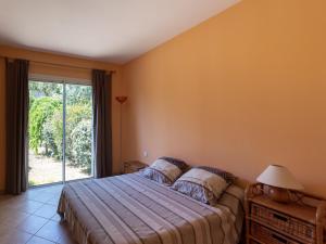 Un dormitorio con una cama y una ventana grande. en Spacious Villa with Pool, en Santʼ Andrea-dʼOrcino