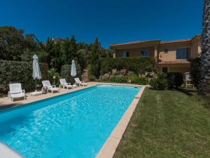 Una piscina con sillas y sombrillas al lado de una casa. en Spacious Villa with Pool, en Santʼ Andrea-dʼOrcino 29 fotos más