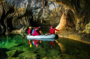Eine Gruppe von Menschen in einem Kajak in einer Höhle in der Unterkunft LaykaFlat in Rakek + 13 Fotos