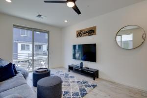 sala de estar con sofá, TV y espejo en Community Perks Executive Chandler Townhome, en Chandler