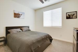 un dormitorio con una cama y una ventana en Community Perks Executive Chandler Townhome, en Chandler 21 fotos más