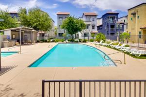 una imagen de una piscina en un complejo de apartamentos en Community Perks Executive Chandler Townhome, en Chandler