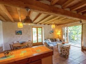 ein Wohnzimmer mit einem Tisch und einem Sofa in der Unterkunft Holiday Home in Ardèche with Pool in Saint Alban Auriolles