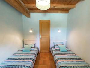 zwei Betten in einem Zimmer mit blauen Wänden in der Unterkunft Holiday Home in Ardèche with Pool in Saint Alban Auriolles