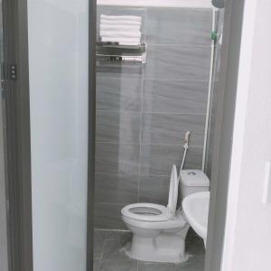 a bathroom with a white toilet and a sink at Hoa Sơn Tra Hotel in Mù Cang Chải +69 photos