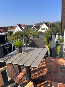 クルムバハにあるSchöne NEU Renovierte Ferienwohnungの木製テーブル、バルコニー(椅子付)
