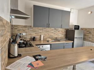 リュクシアナにあるLa parenthèseのキッチン(カウンタートップ、冷蔵庫付)