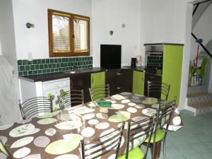 een keuken met een tafel en stoelen in een keuken bij Saint-Brès Pool & Nature in Saint-Brès