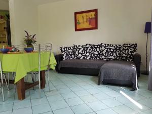 een woonkamer met een bank en een tafel bij Saint-Brès Pool & Nature in Saint-Brès +32 foto's