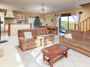 un salon avec un canapé et une table dans l'établissement Cosy holiday home near the Causses du Quercy, à Lavercantière 32 autres photos