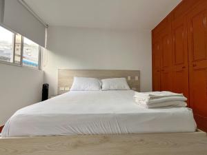 Gallery image of Reservas Neón en Chat de WP - TRES CATORCE TRES VENTI SIETE CERO CINCO CINCO UNO in Ibagué