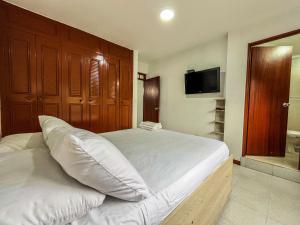 Gallery image of Reservas Neón en Chat de WP - TRES CATORCE TRES VENTI SIETE CERO CINCO CINCO UNO in Ibagué +45 photos