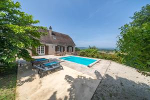 Piscina de la sau aproape de Maison entre lot et Correze panorama exceptionnel