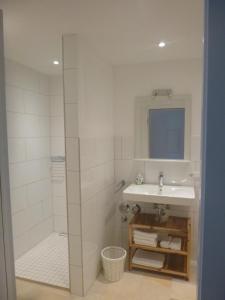 Ένα μπάνιο στο Ferienwohnung Gutshof in Seenähe +18 φωτογραφίες