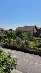 um estacionamento com alguns arbustos e uma casa em Apartmani Moslavina, free big parking, workspace, crib, satin cotton sheets em Kutina